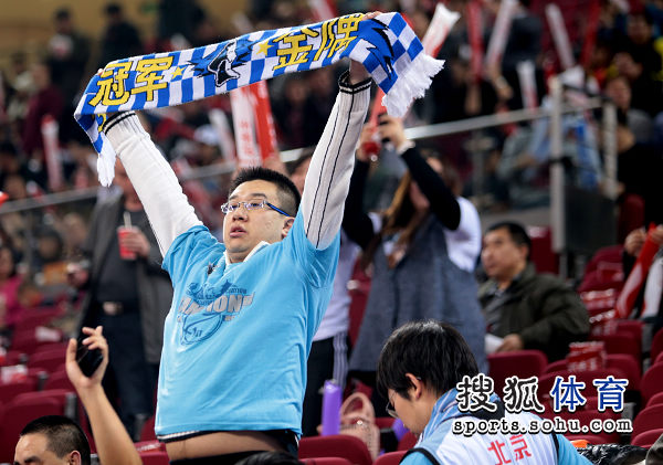  主场氛围助力腾飞，球迷助威声震屋瓦