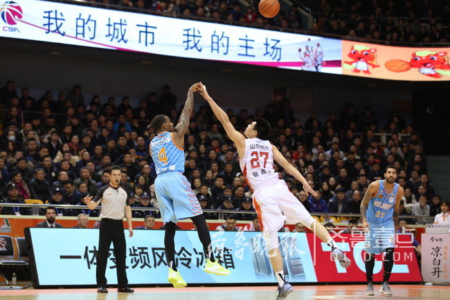  山东高速篮板碾压战胜北京控股男篮