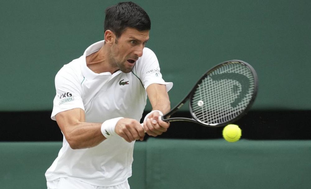  温网决赛激战正酣，德约科维奇强势冲击三连冠