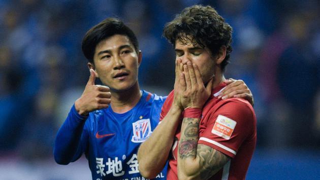  裁判判罚引争议，赛后复盘聚焦热点