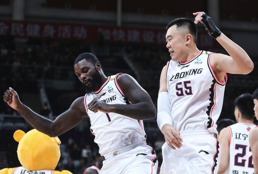  外援双塔统治内线，客队篮板优势显威力