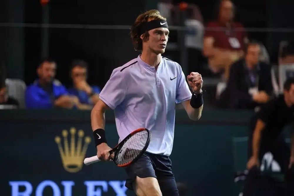  卢布列夫挽救赛点逆转晋级大师赛